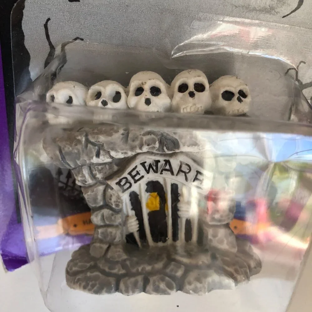 New Vtg Halloween Scene Haunted Haven Skeleton Heads Graveyard House‎